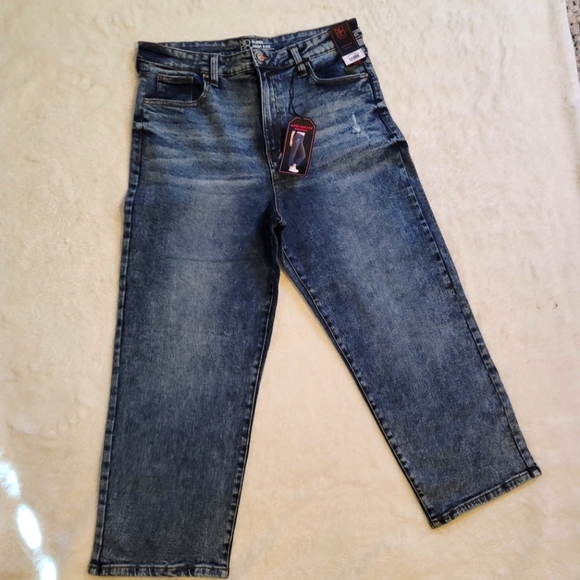 NWT Super High Rise Straight Curvy fit Jeans - Picture 1 of 10
